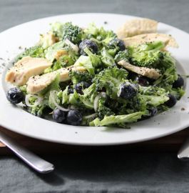 Rezept für Hähnchenbrustfilets mit Brokkoli-Blaubeer-Salat